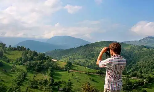 © Aleksandrs Kosarevs - Fotolia | Man with binoculars