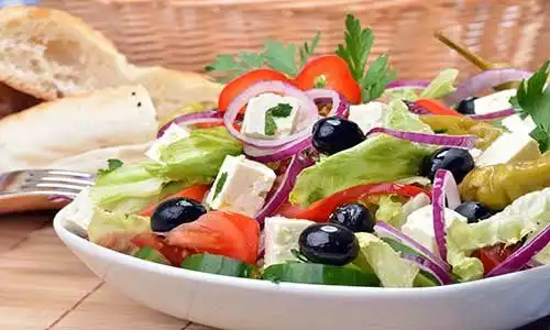 © kab-vision - Fotolia | Deftiger gemischer mediterraner Salat