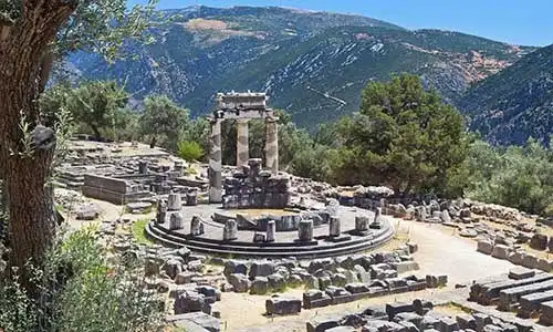 © Panos - Fotolia | Temple of Athena pronoia at Delphi site in Greece