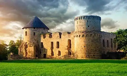 © Alex Tihonov - Fotolia | Old castle in Cesis, Latvia