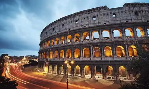 © fazon - Fotolia | Coliseum at night. Rome - Italy