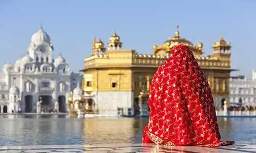 © davidevison - Fotolia | Woman in a sari sat opposite, Golden Temple, Amritsar, India