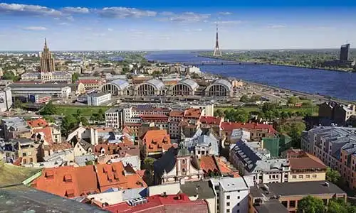 © maurisole - Fotolia | View of Riga skyline