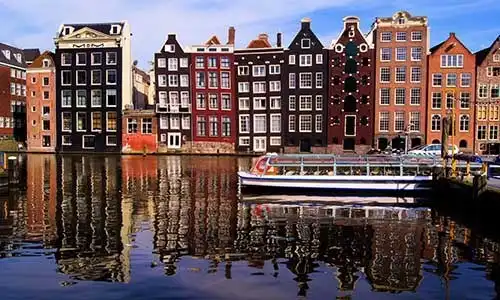 © Jenifoto - Fotolia | Traditional houses of Amsterdam with canal reflections
