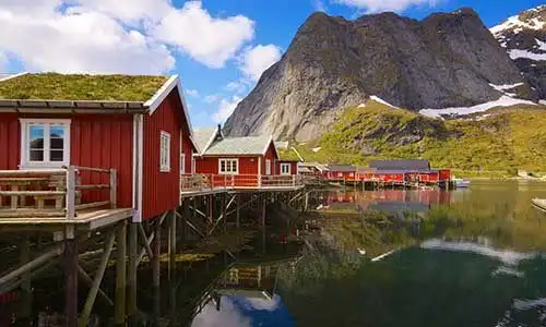 © harvepino - Fotolia | Fishing huts with sod roof