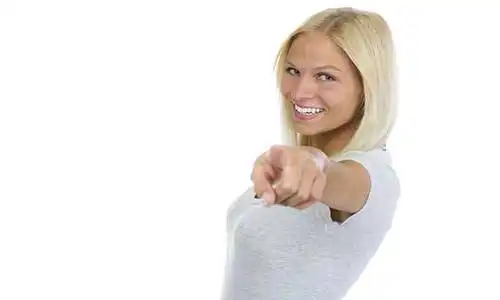 © Michael Schindler - Fotolia | Hübsche blonde Frau zeigt mit Zeigefinger