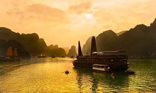 © MasterLu - Fotolia | Halong Bay, Vietnam. Unesco World Heritage Site.
