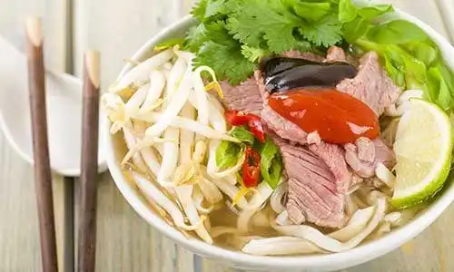 © paul_brighton - Fotolia | Pho Bo - Vietnamese rice noodle soup with beef, herbs and chili