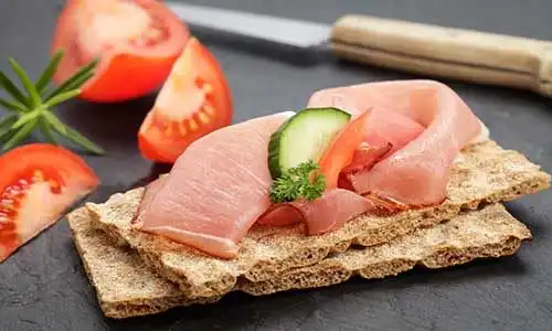 © Quade - Fotolia | Knäckebrot, roher Schinken