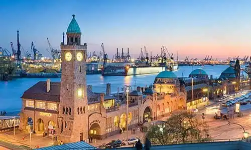 © Mapics - Fotolia | Landungsbrücken und Hafen in Hamburg