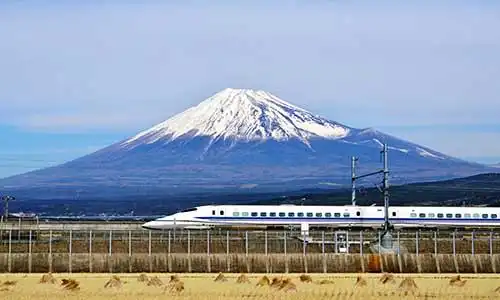 © SeanPavonePhoto - Fotolia | Mt. Fuji and the Bullet Train