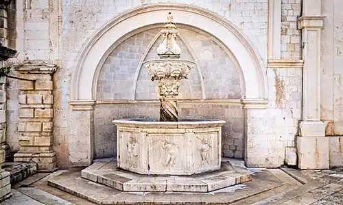 © marinv - Fotolia | Renaissance fountain inside old town Dubrovnik