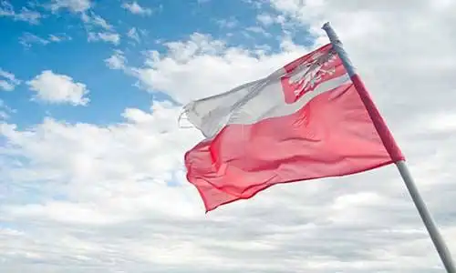 © Bartlomiej Zyczynski - Fotolia | Polish flag on the background of sky