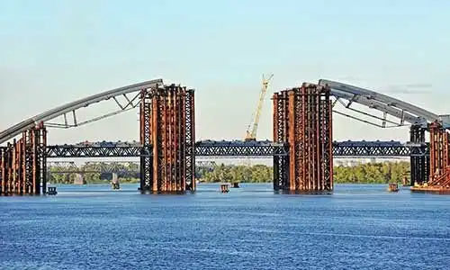 © Hellen Sergeyeva - Fotolia | Bridge construction site across Dnieper river, Kiev, Ukraine