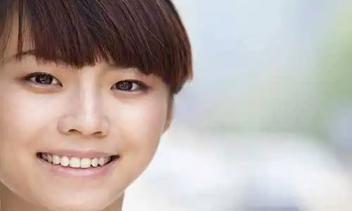 © xixinxing - Fotolia | Close-up portrait of young woman smiling in Beijing