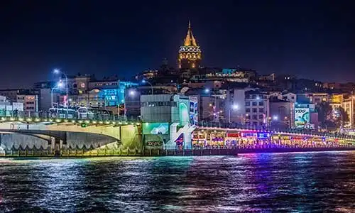 © Sergii Figurnyi - Fotolia | View of Istanbul and Galata tower and bridge at night