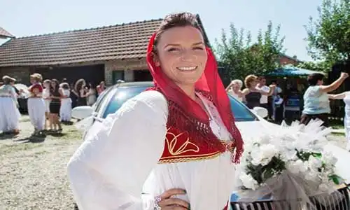 © Bestart - Fotolia | Lächelndes Mädchen in albanischer Traditionskleidung