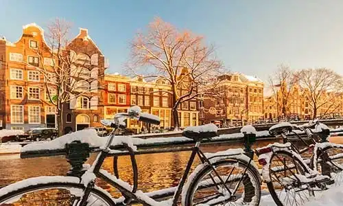 © mediagram - Fotolia | Bicycles covered with snow during winter in Amsterdam