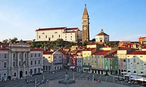 © lamio - Fotolia | Piran, Pirano, Slovenia - Piazza Tarini e Chiesa di San Pietro