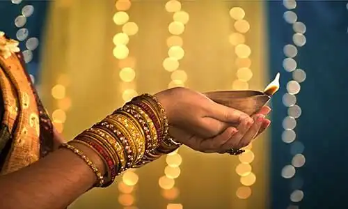 © wong yu liang - Fotolia | diwali festival of lights , hands holding indian oil lamp