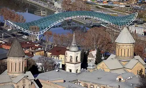 © phototbilisi - Fotolia | Tbilisi City View Sioni Cathedral and peace bridge
