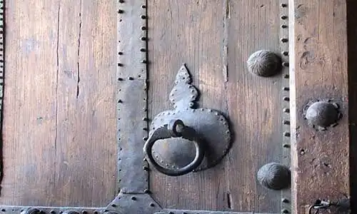 © Shifteh Somee - Fotolia | An Ancient Wooden Gate