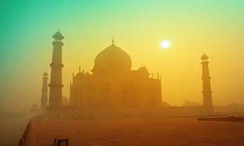 © Kokhanchikov - Fotolia | Taj Mahal at sunrise in fog
