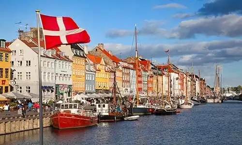 © swisshippo - Fotolia | Copenhagen (Nyhavn district) in a sunny summer day