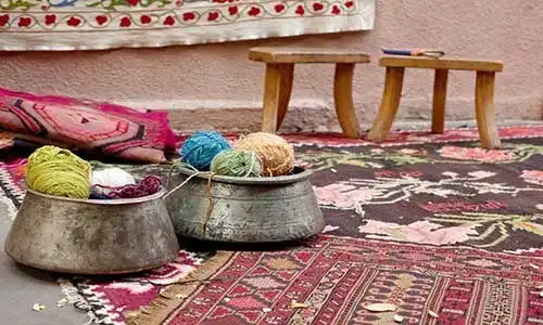 © olezzo - Fotolia | needlework on a street