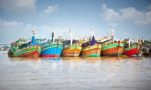© Aleksandar Todorovic - Fotolia | Colorful fishing boats berthed at the port in the Mekong Delta,