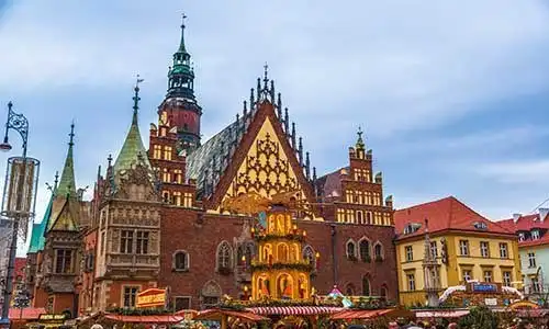 © Sergii Figurnyi - Fotolia | Poland, Wroclaw city with it's landmark - Town Hall in tradition