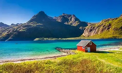 © pure.passion.photo - Fotolia | Hütte am Strand (Trollfjord, Lofoten)