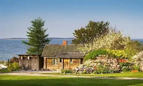 © candy1812 - Fotolia | Small abandoned house at seaside with blooming flowers