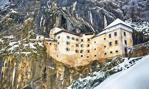 © dejangasparin - Fotolia | Predjama castle - Predjamski grad in winter, Slovenia