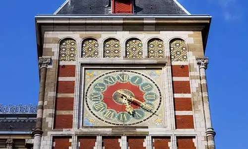 © mareandmare - Fotolia | clock at the train station in Amsterdam
