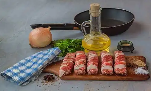 © Olesia Sarycheva - Fotolia | Cooking meat rolls of mince meat and slices