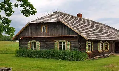 © bokstaz - Fotolia | Typical, ethnographic wooden house in Rumsiskes