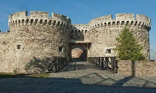 © krutenyuk - Fotolia | Gate and bridge, Kalemegdan fortress in Belgrade, Serbia
