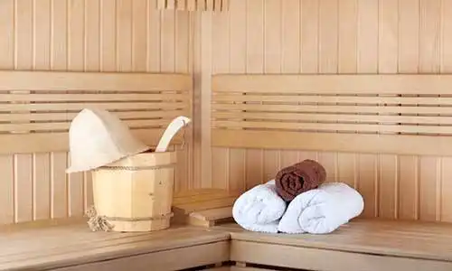 © Loraliu - Fotolia | Traditional wooden sauna for relaxation with bucket of water and