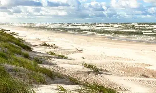 © xmagics - Fotolia | White sand beach. View to Baltic Sea Costline.
