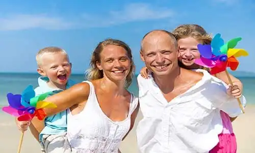 © Rawpixel - Fotolia | Family Playing with Pinwheel on Beach