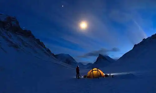 © sanderstock - Fotolia | Looking at the night sky