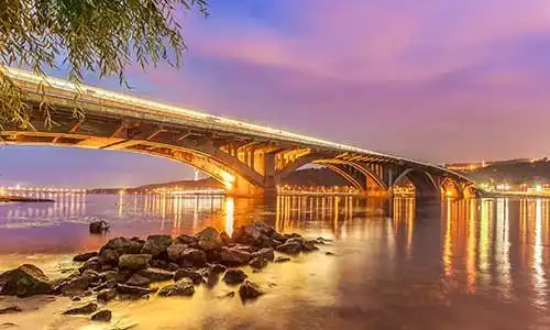 © beerlogoff - Fotolia | Kyiv Metro bridge at night