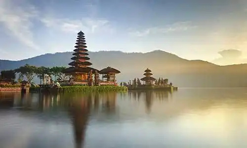 © honzahruby - Fotolia | Ulun Danu temple on Bratan lake, Bali, Indonesia